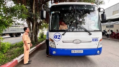 243人の学生が運転免許試験に参加した