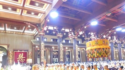 Tausende Menschen standen Schlange, um im Truc Lam Yen Tu-Palast Buddhas Reliquien anzubeten.