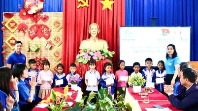 Lan tỏa yêu thương với chương trình ''Thắp sáng nụ cười''