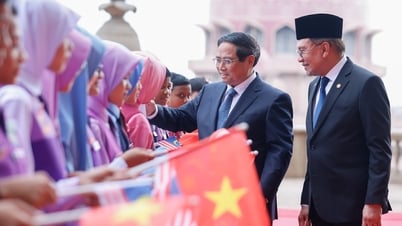 Offizielle Begrüßungszeremonie für Premierminister Pham Minh Chinh und seine Frau in Malaysia