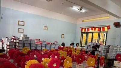 12年生の優秀な生徒には旅行用スーツケースが贈られる