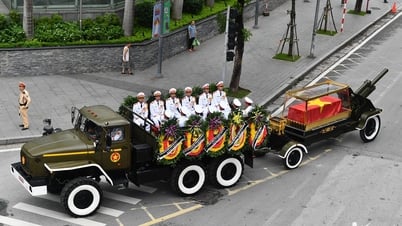 Der Leichenwagen des ehemaligen Präsidenten Tran Duc Luong auf den Straßen von Hanoi
