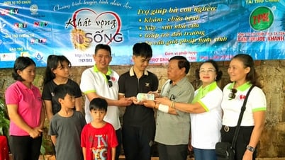 Trao tặng hơn 1 tỷ đồng cho 2 gia đình có hoàn cảnh đặc biệt khó khăn