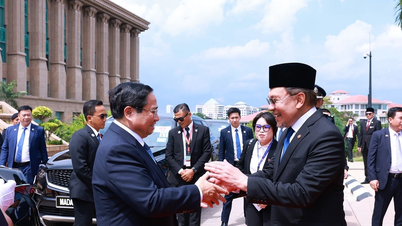 [Photo] Cérémonie d'accueil du Premier ministre Pham Minh Chinh et de son épouse lors d'une visite officielle en Malaisie