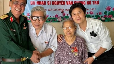តន្ត្រីករ Nguyen Van Chung គោរពវិញ្ញាណក្ខន្ធអតីតយុទ្ធជន