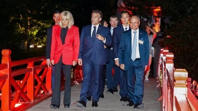 El presidente francés y la primera dama pasean por el lago Hoan Kiem de noche