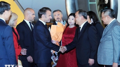 Tổng thống Pháp Emmanuel Macron và Phu nhân đến Hà Nội, bắt đầu thăm cấp Nhà nước tới Việt Nam