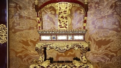 Traer una "réplica" del trono para servir a los visitantes del sitio patrimonial de Hue