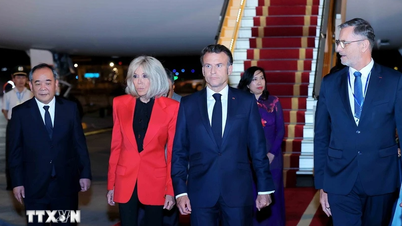 Der französische Präsident und die First Lady treffen in Hanoi ein und beginnen ihren Staatsbesuch in Vietnam