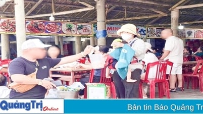 Need to thoroughly handle the situation of asking for money from tourists at Cua Viet beach