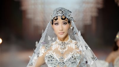 Hoang Thuy ist in Chung Thanh Phongs Design so schön wie eine Göttin.