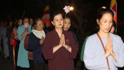 何万人もの人々が仏舎利を崇拝するためにイエン・トゥーで夜を過ごします。