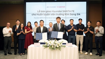 Hyundai Thanh Cong Vietnam entrega un Hyundai Santa Fe Calligraphy 2.5 Turbo al entrenador Kim Sang-Sik