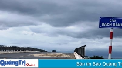 Sand falling on Bach Dang bridge is dangerous for pedestrians