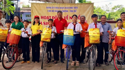 Về nguồn, tặng xe đạp cho học sinh mồ côi, hiếu học