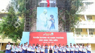 Bất ngờ tại lễ tổng kết năm học: Phụ huynh cũng được vinh danh