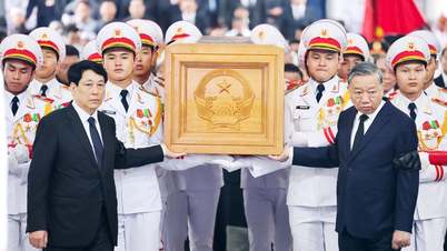 쩐득룽 전 대통령이 동보산 기슭에서 휴식을 취하고 있다.