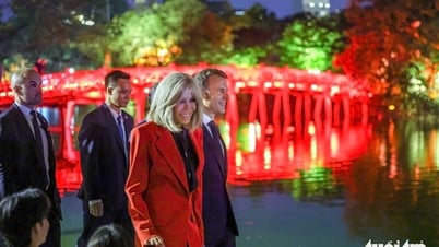 El presidente francés y la primera dama pasean por el lago Hoan Kiem de noche