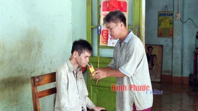 Un hombre enfermo carga con toda la familia