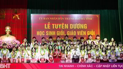 Ha Tinh City ehrt hervorragende Schüler und Lehrer