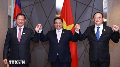 Les trois Premiers ministres du Vietnam, du Laos et du Cambodge prennent leur petit-déjeuner et travaillent