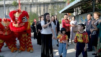 ภริยาของนายกรัฐมนตรี Pham Minh Chinh เยี่ยมชมศูนย์คุ้มครองเด็ก Jing Sun ในมาเลเซีย