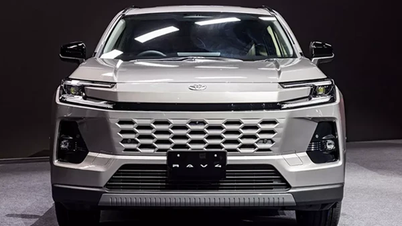 صورة مقربة لسيارة تويوتا RAV4 موديل 2026 ذات التصميم الأساسي الفريد