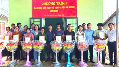 ดั้มรอง : ส่งมอบบ้าน 11 หลัง ตามโครงการ ขจัดบ้านชั่วคราวทรุดโทรม