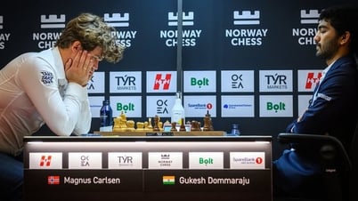 Magnus Carlsen khẳng định đẳng cấp, hạ 'vua cờ' Gukesh tại giải Na Uy