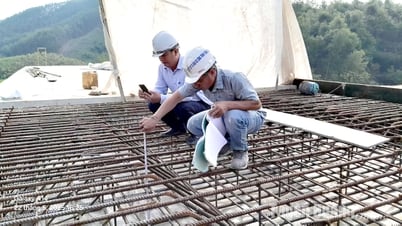 交通工事を注意深く監視する