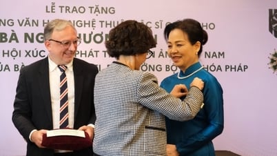 TS. Ngô Phương Lan nhận Huân chương Văn học Nghệ thuật bậc Sĩ quan của Pháp
