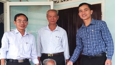Die Bezirksleiter von Phu Ninh besuchen die älteren Menschen und wünschen ihnen ein langes Leben
