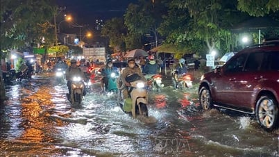 Высокие приливы, проливные дожди, сильные ветры и высокие волны на суше и на море