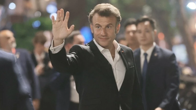 [Foto] El presidente francés, Emmanuel Macron, y su esposa pasean por el barrio antiguo de Hanoi.