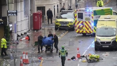 Xe điên xuất hiện trong lễ rước cúp của Liverpool, hàng chục người bị thương