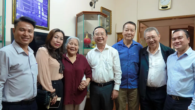 Giám đốc Sở VH-TT TPHCM thăm, tặng quà nghệ sĩ tiêu biểu