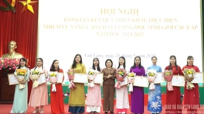 Văn Lãng biểu dương, khen thưởng giáo viên, học sinh tiêu biểu năm học 2024 – 2025 - Báo và Đài Phát thanh Truyền hình Lạng Sơn