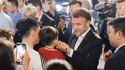 [Ảnh] Tổng thống Pháp Emmanuel Macron và Phu nhân dạo phố cổ Hà Nội