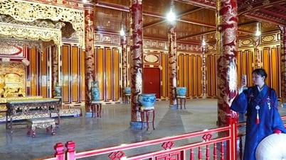Điện Thái Hòa vẫn hút khách đến chiêm ngưỡng bản phục chế ngai vàng triều Nguyễn | Multimedia