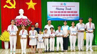 TUY HOA : Offrir 35 cadeaux aux étudiants orphelins et défavorisés