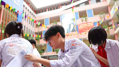[Ảnh] Lưu luyến lễ bế giảng, học trò lớp 9 chia tay thầy cô, mái trường