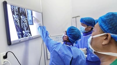 Litotricia láser percutánea para dos pacientes en el delta del Mekong