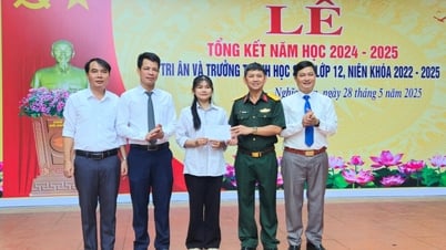 Trao kinh phí hỗ trợ Chương trình 'Cán bộ, chiến sĩ quân đội nâng bước em đến trường' tại Nghĩa Đàn và Tân Kỳ
