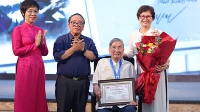 Nhạc sĩ Phạm Tuyên nhận giải Hiệp sĩ Dế Mèn