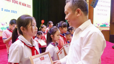 La ciudad de Lao Cai honra a más de 560 estudiantes destacados en el año escolar 2024-2025