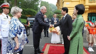 루옹 꾸옹 ​​대통령은 헝가리 대통령 부부를 위한 환영식을 주재했습니다.