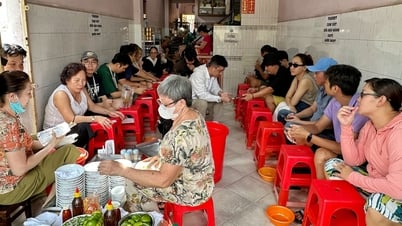 ហាងគុយទាវដែលលក់លឿនបំផុតនៅវៀតណាមបិទ៖ អតិថិជនសម្រុកទៅហូជីមិញ