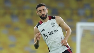 ASEAN All Stars 0-0 MU : Nguyen Hoang Duc affronte Bruno Fernandes