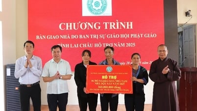 Bàn giao nhà cho hộ nghèo xã Sùng Phài