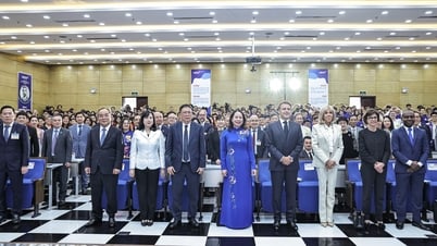 ประธานาธิบดีฝรั่งเศสและภริยาเยี่ยมชมมหาวิทยาลัยวิทยาศาสตร์และเทคโนโลยีฮานอย